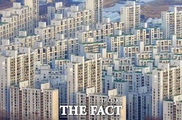 10일 직방이 국토교통부 실거래가 공개시스템 통계를 집계한 결과에 따르면 이달 9일까지 등록된 전국 아파트 매매 계약 건수 가운데 매매 가격 3억 원 이하가 83.3%를 차지했다. /더팩트 DB