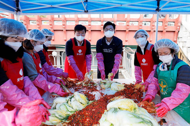 롯데물산은 10일 송파구 새마을부녀회 주관으로 송파구청과 함께 서울놀이마당에서 '사랑의 김장 나누기' 행사를 진행했다. /롯데물산 제공