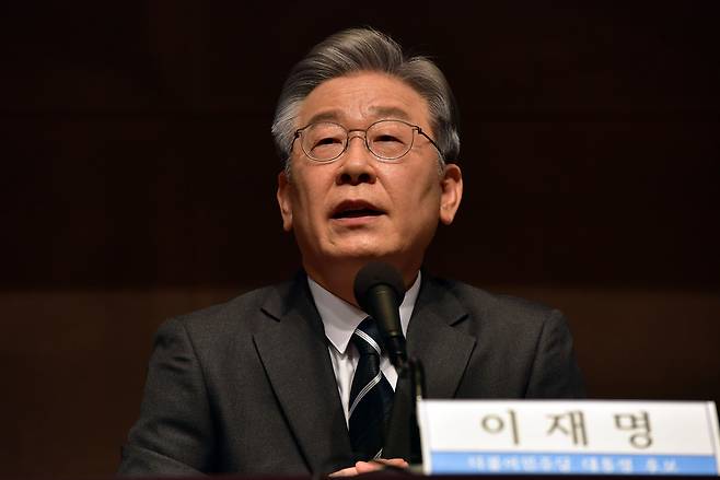 더불어민주당 이재명 대선 후보가 10일 서울 중구 한국프레스센터에서 열린 관훈클럽 초청 토론회에서 질문에 답변하고 있다. /연합뉴스