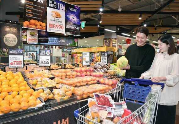 대형마트에 가면 신선한 과일과 채소 코너를 먼저 만날 수 있다. 이는 계절의 변화를 확인할 수 있는 과일을 통해 소비자들에게 새로운 상품에 대한 기대감을 제공하려는 전략이다. 고객들이 홈플러스 과일 코너에서 상품을 고르고 있다. 홈플러스 제공