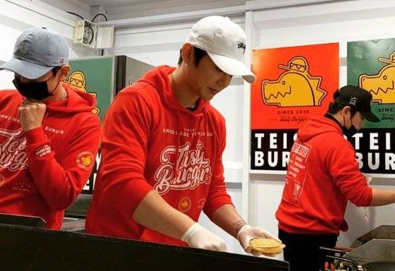 가수 테이가 직접 햄버거를 조리하는 모습. [테이스티버거 SNS 캡처]
