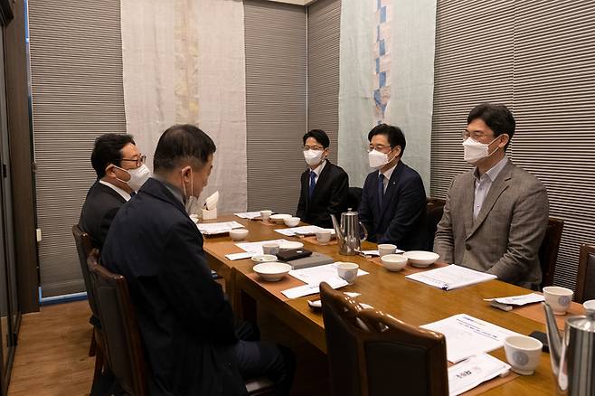 10일 열린 오찬간담회에서 오병권 경기도지사 권한대행이 강득구·김한정·양기대 국회의원 등 국회 예산결산특별위원회 위원들을 만나 경기도 주요 국비사업이 원활히 추진될 수 있도록 적극 협력을 요청하고 있다. / 사진제공=경기도