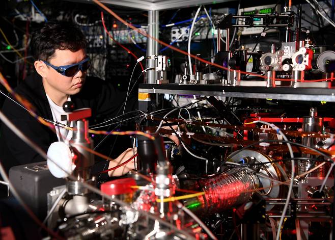 김휘동 표준연 박사가 이터븀 광시계를 이용해 실험을 진행하고 있다.[한국표준과학연구원 제공]