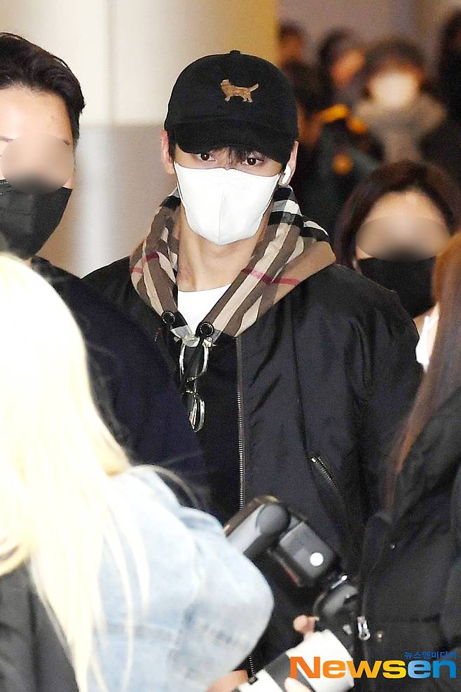 Astro (ASTRO) member and actor Cha Eun-woo arrives from Jeju after finishing their schedule on the domestic flight of Gimpo International Airport in Banghwa-dong, Gangseo-gu, Seoul, on the afternoon of November 10.