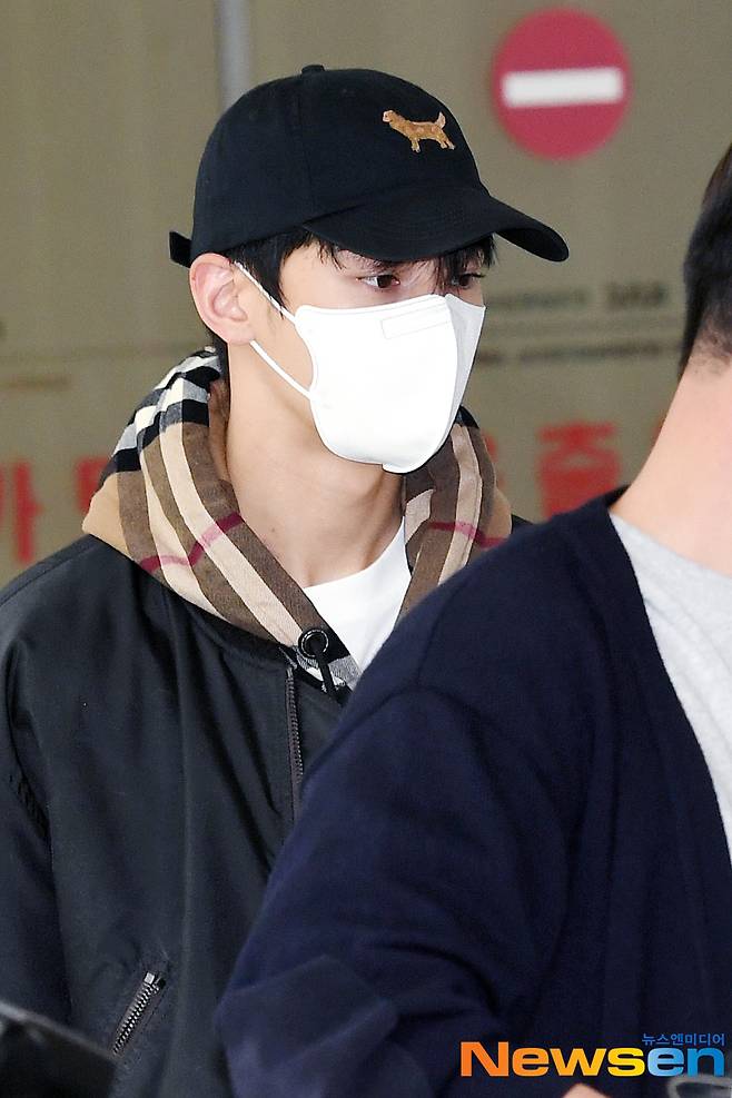 Astro (ASTRO) member and actor Cha Eun-woo arrives from Jeju after finishing their schedule on the domestic flight of Gimpo International Airport in Banghwa-dong, Gangseo-gu, Seoul, on the afternoon of November 10.