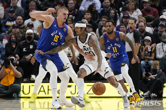 [솔트레이크시티=AP/뉴시스] 덴버 너기츠의 센터 니콜라 요키치가 지난 달 26일 유타 재즈와 맞붙은 NBA 리그전에서 수비를 하고 있다. 요키치는 지난 8일 마이애미 히트와의 경기에서 상대 공격수 마키프 모리스와 몸싸움을 벌이다가 퇴장당했다. 2021.11.10.