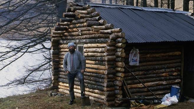 1980년대 초(사진)에 직접 지은 오두막에서 전기와 수도, 가스 없이 살아가는 영국의 70대 ‘자연인’ 켄 스미스