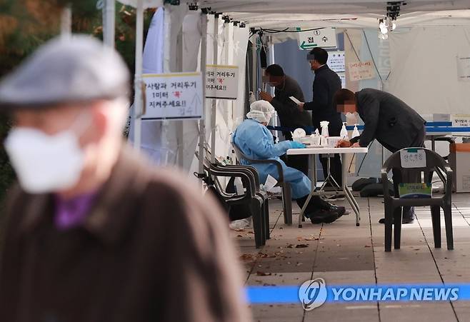 심상치 않은 코로나19 위중증 환자 증가 (서울=연합뉴스) 홍해인 기자 = 10일 서울 종로구 탑골공원 삼일문 앞 코로나19 임시 선별검사소에서 시민들이 검사를 받기 위해 차례를 기다리고 있다. 2021.11.10 hihong@yna.co.kr