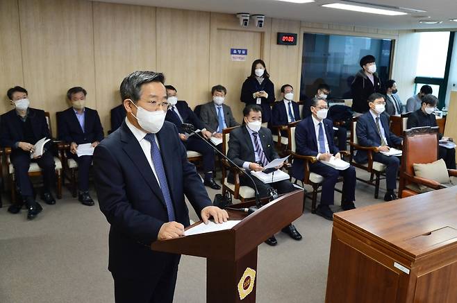 김헌동 서울주택도시공사(SH) 사장 후보자 (서울=연합뉴스) 10일 서울시의회에서 열린 서울주택도시공사 사장 후보자에 대한 인사청문회에서 김헌동 사장 후보자가 발언하고 있다. 2021.11.10 [서울시의회 제공. 재판매 및 DB 금지]