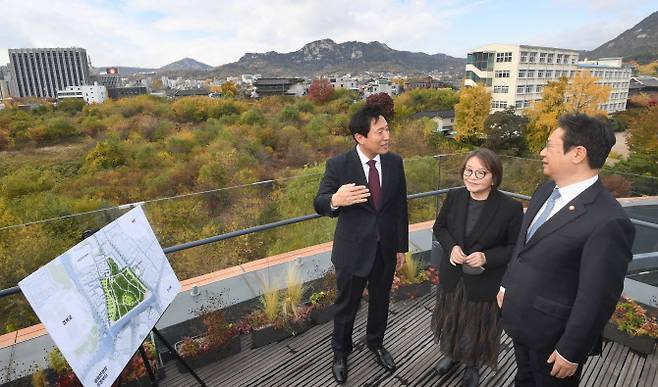 오세훈(왼쪽부터) 서울시장과 김영나 국가 기증 이건희 소장품 활용위원회 위원장, 황희 문화체육관광부 장관이 10일 서울 종로구 서울공예박물관에서 연 ‘이건희 기증관 건립을 위한 업무협약식’을 마치고 기증관 건립 부지로 최종 결정한 송현동 일대를 둘러보고 있다(사진=공동취재단).