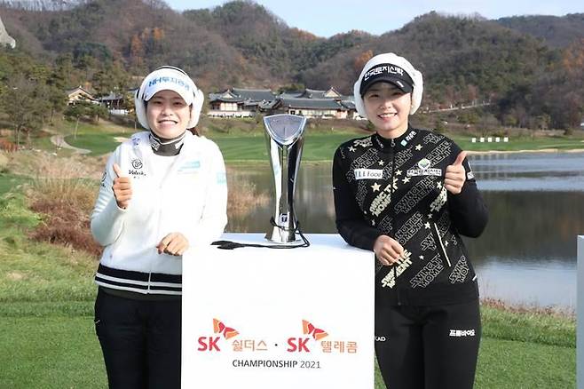 한국여자프로골프(KLPGA)투어 대상을 놓고 마지막 승부를 벌이는 박민지(왼쪽)과 임희정이 '넘버원' 포즈를 취하고 있다. [KLPGA 제공]