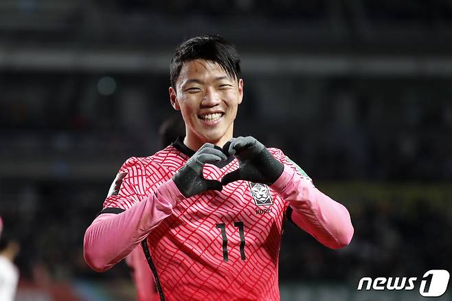 11일 오후 경기도 고양시 고양종합운동장에서 열린 2022 국제축구연맹(FIFA) 카타르 월드컵 최종예선 대한민국과 아랍에미리트(UAE)의 경기에서 패널티 킥으로 첫 골을 넣은 대한민국 황희찬이 기뻐하고 있다. 2021.11.11/뉴스1 © News1 이승배 기자