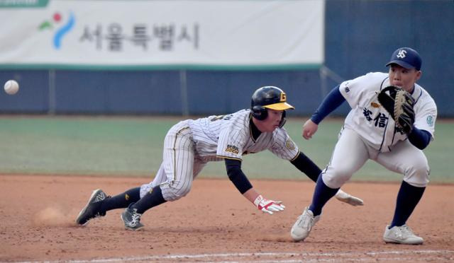 11일 서울 양천구 목동야구장에서 열린 봉황대기 16강전 경기상고와 유신고의 경기에서 5회초 1루로 출루한 경기상고 정윤제가 견제구에 복귀하고 있다. 서재훈 기자