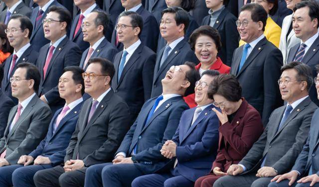 박병석 국회의장과 송영길 민주당 대표, 김상희 국회부의장 등이 11일 오후 국회 본청 야외계단에서 열린 제21대 전반기 국회의원 단체사진 촬영에서 밝게 웃고 있다. 오대근 기자