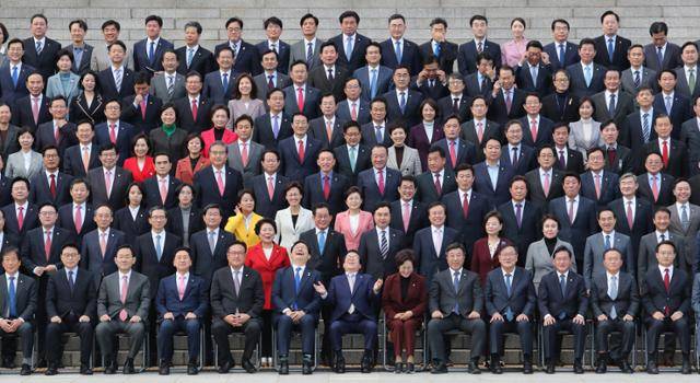 마스크를 벗은 여야 21대 국회의원들이 단체사진을 촬영하고 있다. 오대근 기자
