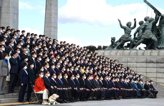 제21대 전반기 국회의원 단체사진 촬영이 11일 오후 국회 본청 앞 계단에서 박병석 국회의장과 국회의원들이 참석한 가운데 진행됐다. 오대근 기자