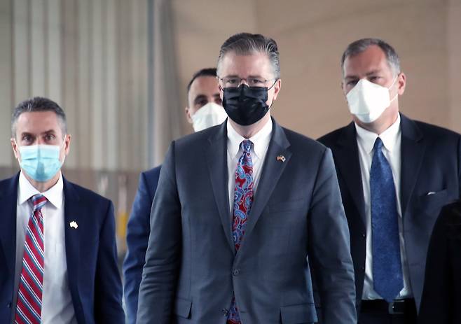 Daniel Kritenbrink, the US assistant secretary of state for East Asian and Pacific affairs (center), arrives at the Ministry of Foreign Affairs in Seoul on Thursday. (Yonhap)