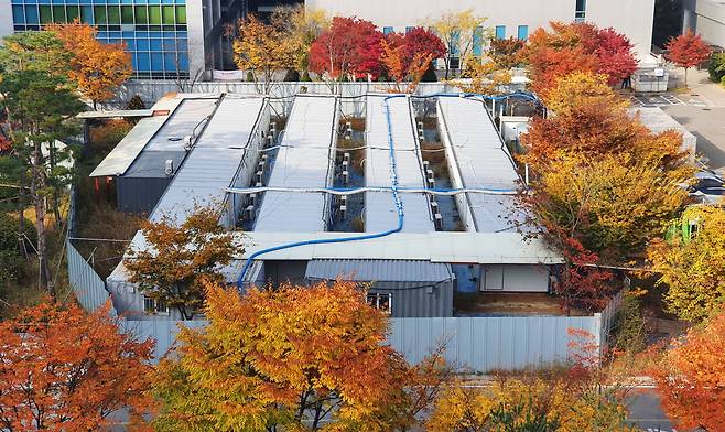 This photo taken Nov. 5 shows portable COVID-19 wards set up outside a public hospital in Seoul. (Yonhap)