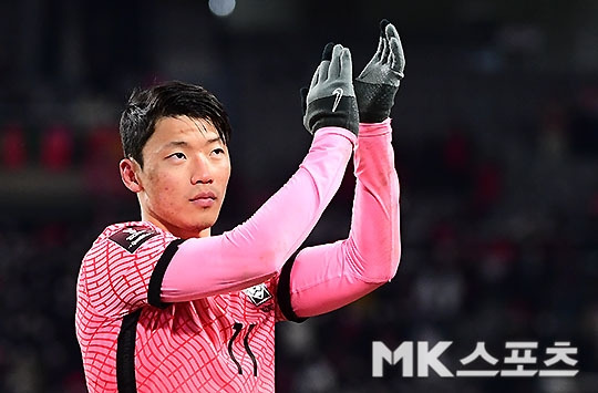 파울루 벤투 감독이 이끄는 대한민국 축구대표팀이 11일 오후 경기도 고양종합운동장에서 아랍에미리트(UAE)와의 2022 카타르 월드컵 최종예선 5차전을 가졌다. 이날 한국은 전반에 나온 황희찬의 페널티킥을 잘 지켜 1-0 승리를 거두면서 3승2무(승점11점)를 기록했다. 황희찬이 환호하는 팬들에게 손인사를 건네고 있다. 사진(고양)=김영구 기자