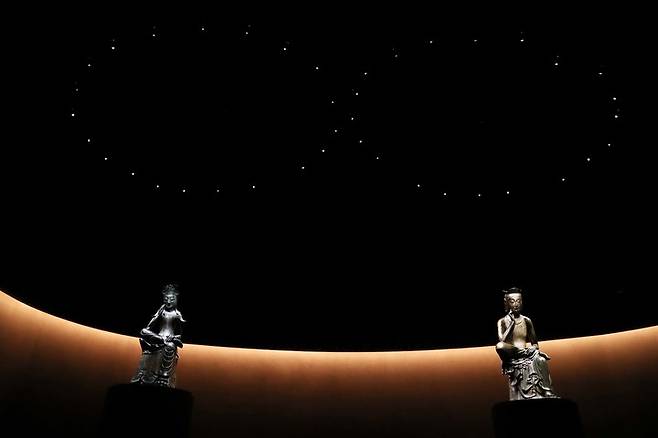[서울=뉴시스] 박진희 기자 = 국립중앙박물관이 11일 서울 용산구 국립중앙박물관 상설전시관에서 반가사유상 전시 '사유의 방' 언론공개 행사를 열어 금동반가사유상을 공개하고 있다. 이번 전시는 국보 반가사유상 2점을 함께 전시하여 감동을 극대화 했다. 2021.11.11. pak7130@newsis.com