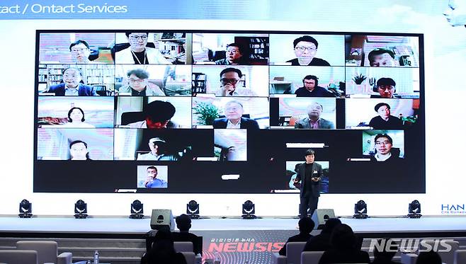 [서울=뉴시스] 고범준 기자 = 한현욱 차의과학대학교 정보의학교실 교수가 11일 오전 서울 용산구 서울드래곤씨티호텔에서 열린 뉴시스 창사 20주년 기념 '10년 후 한국' 포럼 두번째 날 5만불의 꿈에서 헬스케어 빅데이터를 통한 의료의 미래 주제로 강연을 하고 있다. 2021.11.11. bjko@newsis.com