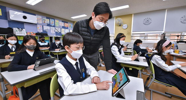 홍대부속초등학교 학생들이 현대모비스가 개발한 교통안전 교육용 애플리케이션을 체험하고 있다. /현대모비스 제공.