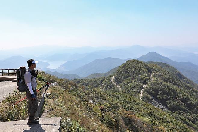 오도산 전망데크에서 내려다보면 산과 산 사이의 합천호가 햇빛을 받아 반짝이고, 호수를 둘러싸고 있는 거창·합천의 산이 첩첩이요, 겹겹이다.
