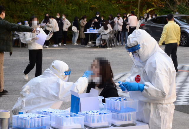 11일 오전 울산시 남구 한 고등학교에서 학생과 교직원을 대상으로 신종 코로나바이러스 감염증(코로나19) 전수 검사가 이뤄지고 있다. 이날 이 학교 3학년 학생이 코로나19 확진 판정을 받아 전교생 507명과 교직원 82명이 검사를 받았다./사진=연합뉴스