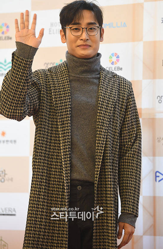 Singer Park Jae-jung has a photo time at the 10-person Award for South Korea held at the Eleanor Hotel in Nonhyeon-dong, Seoul on the afternoon of the 11th.