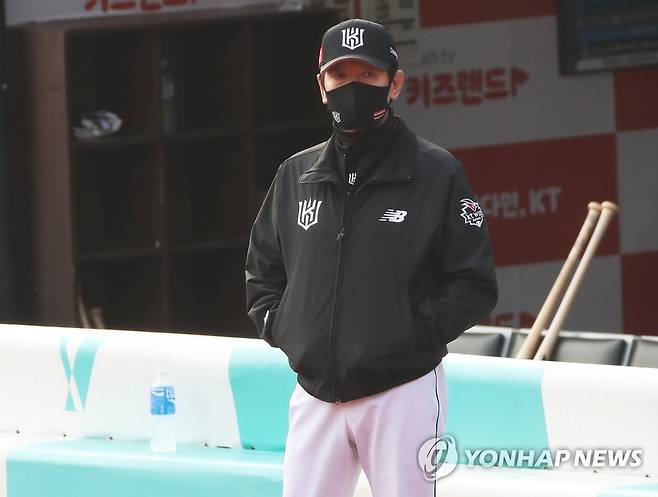 훈련 지켜보는 이강철 감독 [연합뉴스 자료사진]