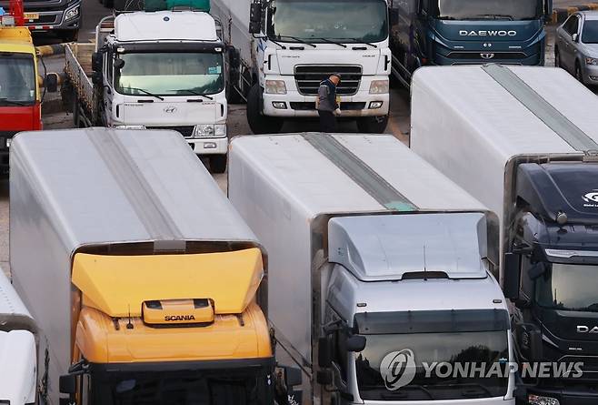 고개 숙인 화물차 운전자 (서울=연합뉴스) 홍해인 기자 = 요소수 품귀 현상이 지속되고 있는 가운데 7일 서울 양천구 서부트럭터미널에서 한 화물차 운전자가 정비를 위해 오가고 있다. 2021.11.7 hihong@yna.co.kr