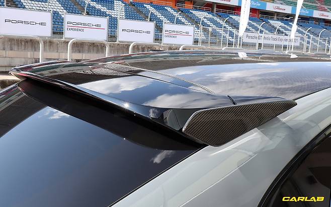 양 끝을 카본으로 마감한 리어윙