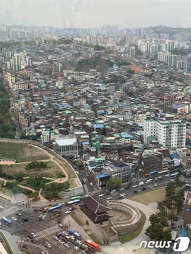 박용만 회장이 22년간 사용해 온 두산타워 33층 집무실에서 바라본 동대문 일원.<출처=박용만 페이스북>© 뉴스1