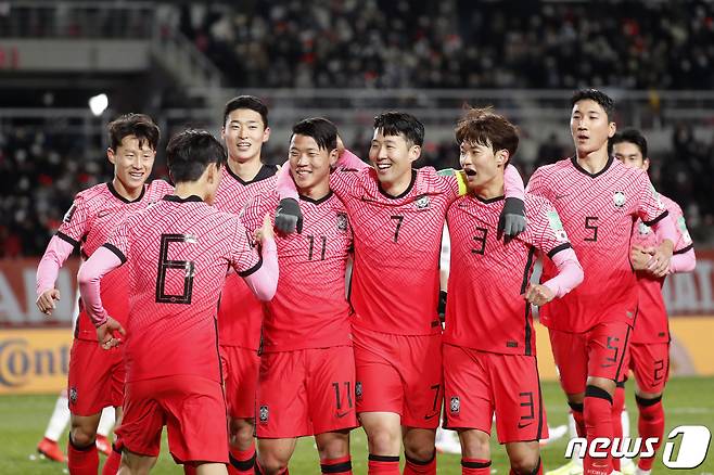 11일 오후 경기도 고양시 고양종합운동장에서 열린 2022 국제축구연맹(FIFA) 카타르 월드컵 최종예선 대한민국과 아랍에미리트(UAE)의 경기에서 패널티 킥으로 첫 골을 넣은 황희찬이 동료들과 기뻐하고 있다. 2021.11.11/뉴스1 © News1 이승배 기자