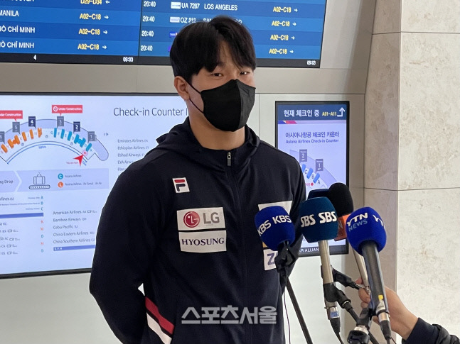 윤성빈이 12일 인천국제공항에서 출국 전 인터뷰에 응하고 있다.인천공항 | 정다워기자