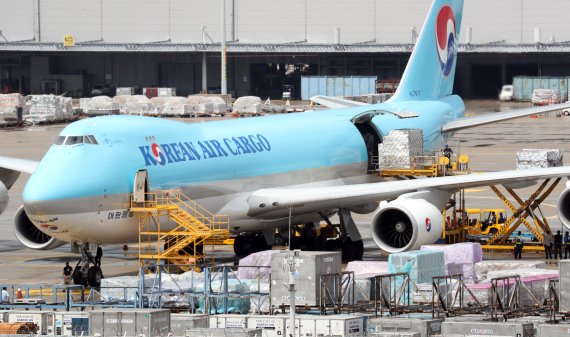 인천공항 화물터미널에 착륙한 코로나19 화이자 백신을 실은 대한항공 화물기. 2021.8.18/뉴스1 © News1 김명섭 기자 /사진=뉴스1