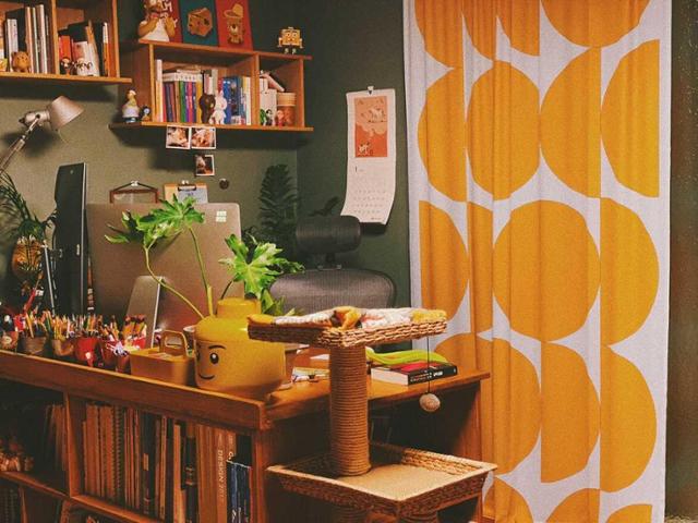 디자이너 유진희씨의 집. 녹색의 벽과 노란색 패턴의 커튼이 어우러지며 생동감을 준다. 코로나19로 재택 근무를 하는 시간이 늘면서 책상 주변에 좋아하는 물건들을 배치했다. 유진희씨 제공