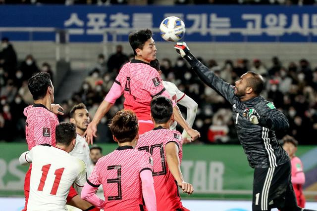 11일 오후 경기 고양시 고양종합운동장에서 열린 2022 FIFA 카타르 월드컵 아시아 지역 최종예선 대한민국과 UAE의 경기에서 후반전 조규성이 헤딩슛을 하고 있다. 뉴시스