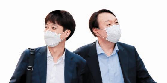 지난 7월 25일 국민의힘 이준석(왼쪽) 대표와 윤석열 대선 후보가 서울 광진구 건국대 맛의거리에서 ‘치맥회동’을 하기 위해 음식점으로 향하고 있는 모습. 뉴스1