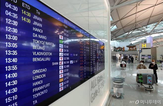 위드 코로나 정책에 맞춰 항공사들의 국제선 운항 재개가 이어지고 있는 가운데 5일 인천국제공항 제1여객터미널 전광판에 출발 항공편이 표시돼 있다. /사진=인천국제공항=이기범 기자 leekb@