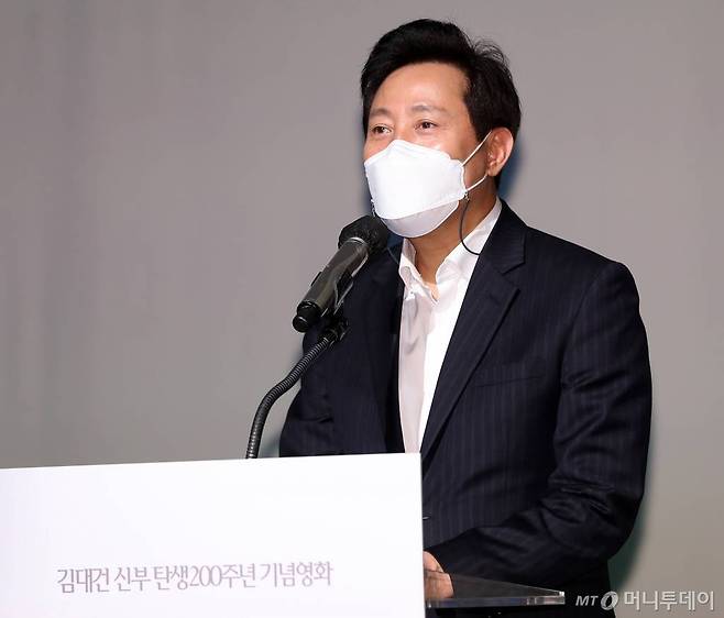 오세훈 서울시장이 11일 오후 서울 종로구 세종문화회관 S씨어터에서 열린 김대건 신부 탄생 200주년 영화 '탄생' 제작발표회에 참석해 축사를 하고 있다. /사진=김창현 기자 chmt@