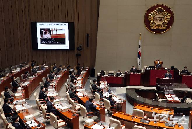 12일 열린 국회 예산결산특별위원회 비경제부처 부별심사에서 더불어민주당 강득구 의원이 박범계 법무부 장관에게 윤석열 국민의힘 대선후보의 부인 김건희씨 도이치모터스 주가조작 사건 연루 의혹과 관련해 질의하고 있다. 윤창원 기자