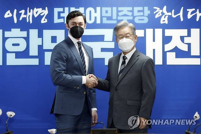 존 오소프 미 상원의원과 악수하는 이재명 후보 (서울=연합뉴스) 하사헌 기자 = 더불어민주당 이재명 대선 후보(오른쪽)가 12일 서울 여의도 중앙당사에서 존 오소프 미 상원의원을 접견, 악수하고 있다. 2021.11.12 [국회사진기자단] toadboy@yna.co.kr