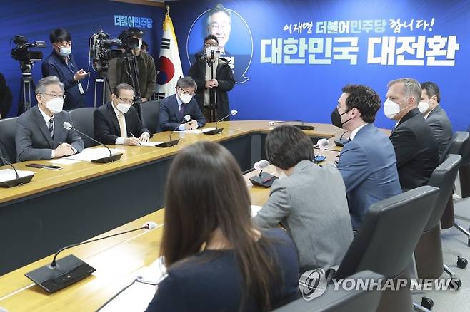 존 오소프 미 상원의원 접견하는 이재명 후보 (서울=연합뉴스) 하사헌 기자 = 더불어민주당 이재명 대선 후보(왼쪽)가 12일 서울 여의도 중앙당사에서 존 오소프 미 상원의원을 접견, 인사말을 하고 있다. 2021.11.12 [국회사진기자단] toadboy@yna.co.kr