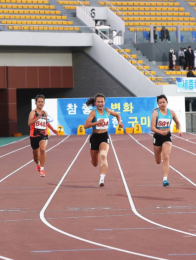 문화체육관광부장관기 제42회 전국육상경기대회 겸 제50회 전국소년체육대회 여자중학교부 200m에서 우승한 이은빈.(대한육상연맹 제공) © 뉴스1