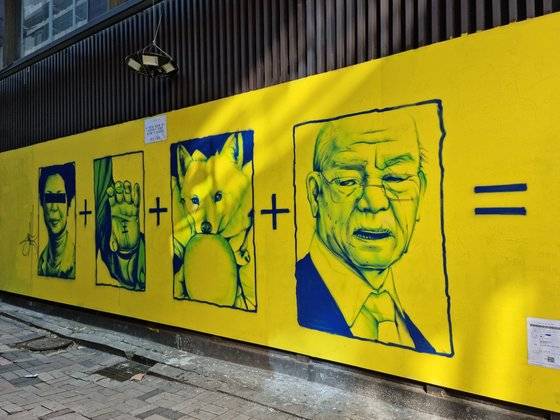 이른바 ‘쥴리 벽화’로 논란의 중심에 섰던 서울 종로구 관철동 건물 외벽에 또 다시 윤석열 국민의힘 대선후보를 겨냥한 그림이 그려졌다. 유명 그래피티 작가 닌볼트(43)의 작품이다. 김지혜 기자