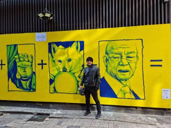 ‘쥴리 벽화’로 논란이 된 서울 종로구 관철동 건물 외벽에 윤석열 국민의힘 대선후보를 겨냥한 그래피티를 그린 작가 닌볼트(43). 김지혜 기자