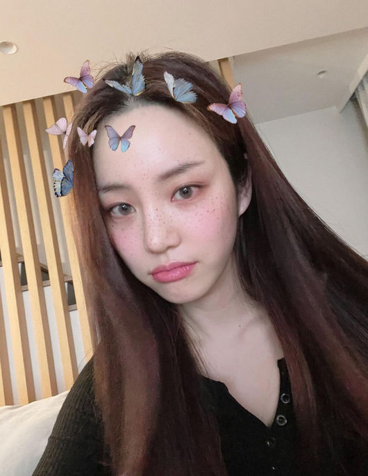 Lee Yu-bi has released a selfie of Lee Yong, a photo application.On the 13th, Lee Yu-bi revealed his freckled face self through his instagram and attracted attention.Lee Yu-bi wrote, Why is my feed all black these days? In the public photos, Lee Yu-bi stares at the camera in a comfortable outfit in the room.Lee Yong made a camera application and made freckles and butterfly decorations, but it boasted unchanging beauty and attracted attention.Lee Yu-bi has gathered topics with perfect beauty and body shape as he said he was 165cm tall and weighed 45kg.Meanwhile, Actor Kyeon Mi-ris daughter and Lee Da-ins sister, Lee Yu-bi, appeared in the tibing original drama Yumis Cells, which recently ended season 1.