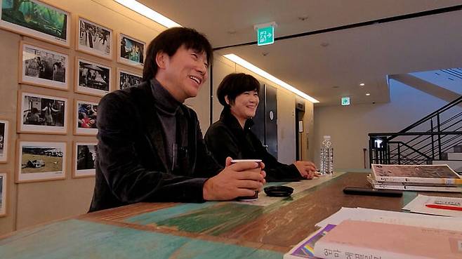 인터뷰 중인 영화 제작사 '명필름' 이은(왼쪽)-심재명(오른쪽) 공동대표