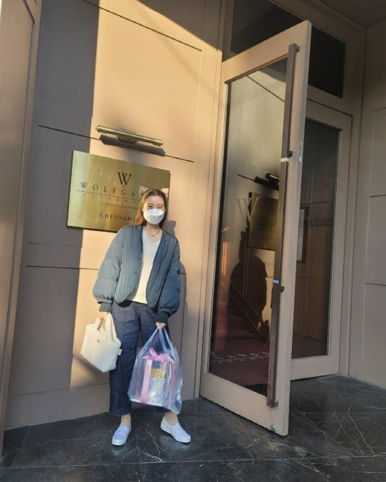 On the 13th, Wu Hyelim posted several photos on Instagram with an article entitled Cake is so beautiful # wonderful Sisters # Happy Lunch # Very Shinnam #babycake.In the photo, Wu Hyelim is taking various poses with a bag of cakes in comfortable attire.Hyelim, who made his debut as Wonder Girls, married Taekwondo player Shin Min-chul.On the 8th, he announced the news of the pregnancy and said he will be a child birth next March.Photo: Wu Hyelim Instagram